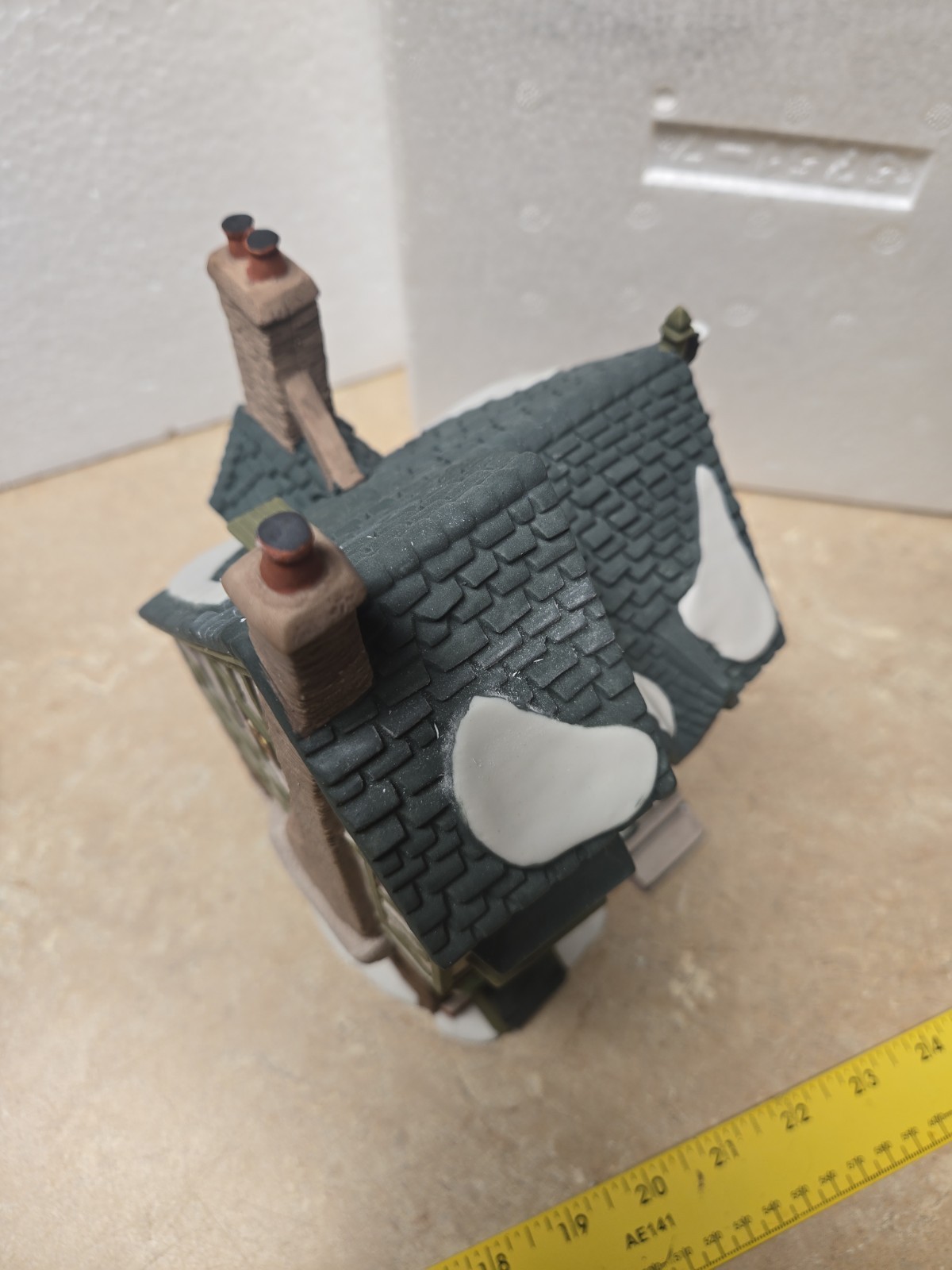 Dept. 56 Dickens’ Village Series “The Pied Bull Inn” 1993 Excellent Sleeved Box