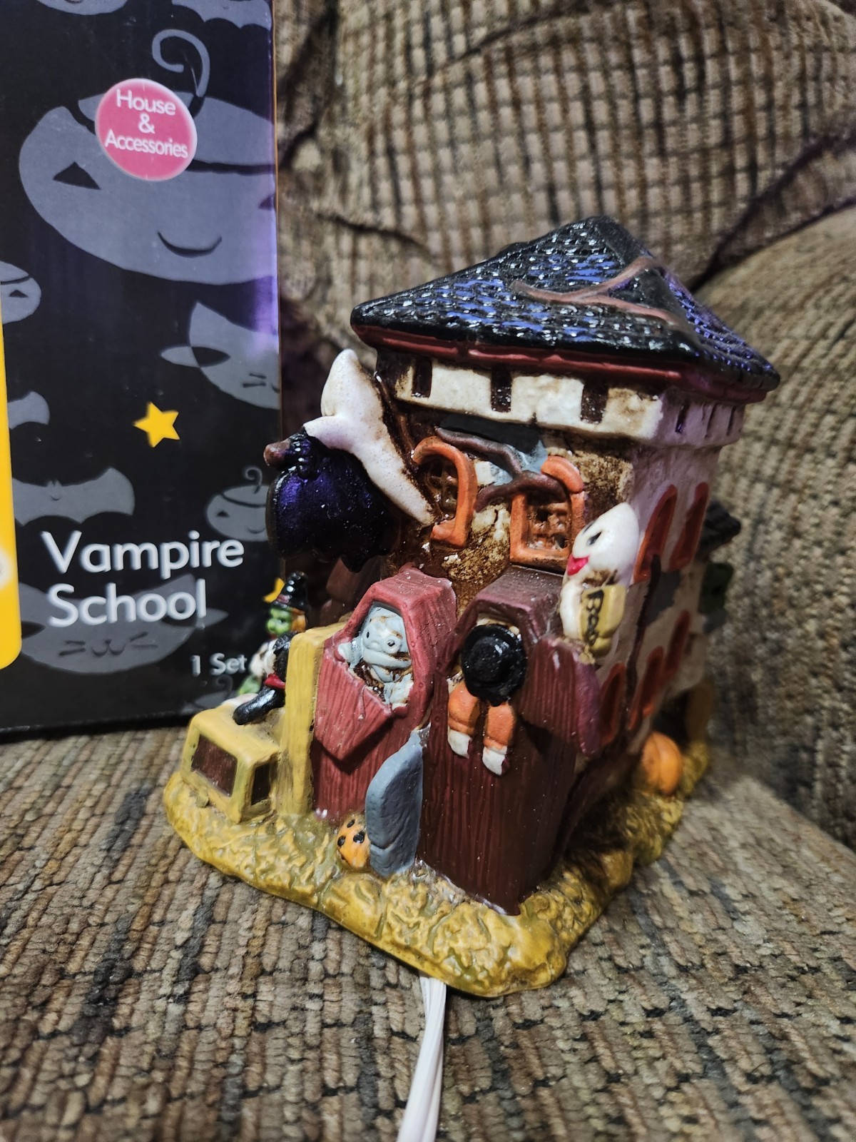 Vintage Spooky Hollow Vampire School Halloween House Lighted 6x5x5″ 2003 Works