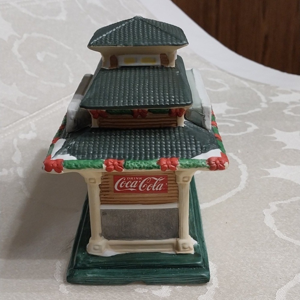 Coca-Cola American Classics Collection NIB 1995 Pemberton Village Train Depot