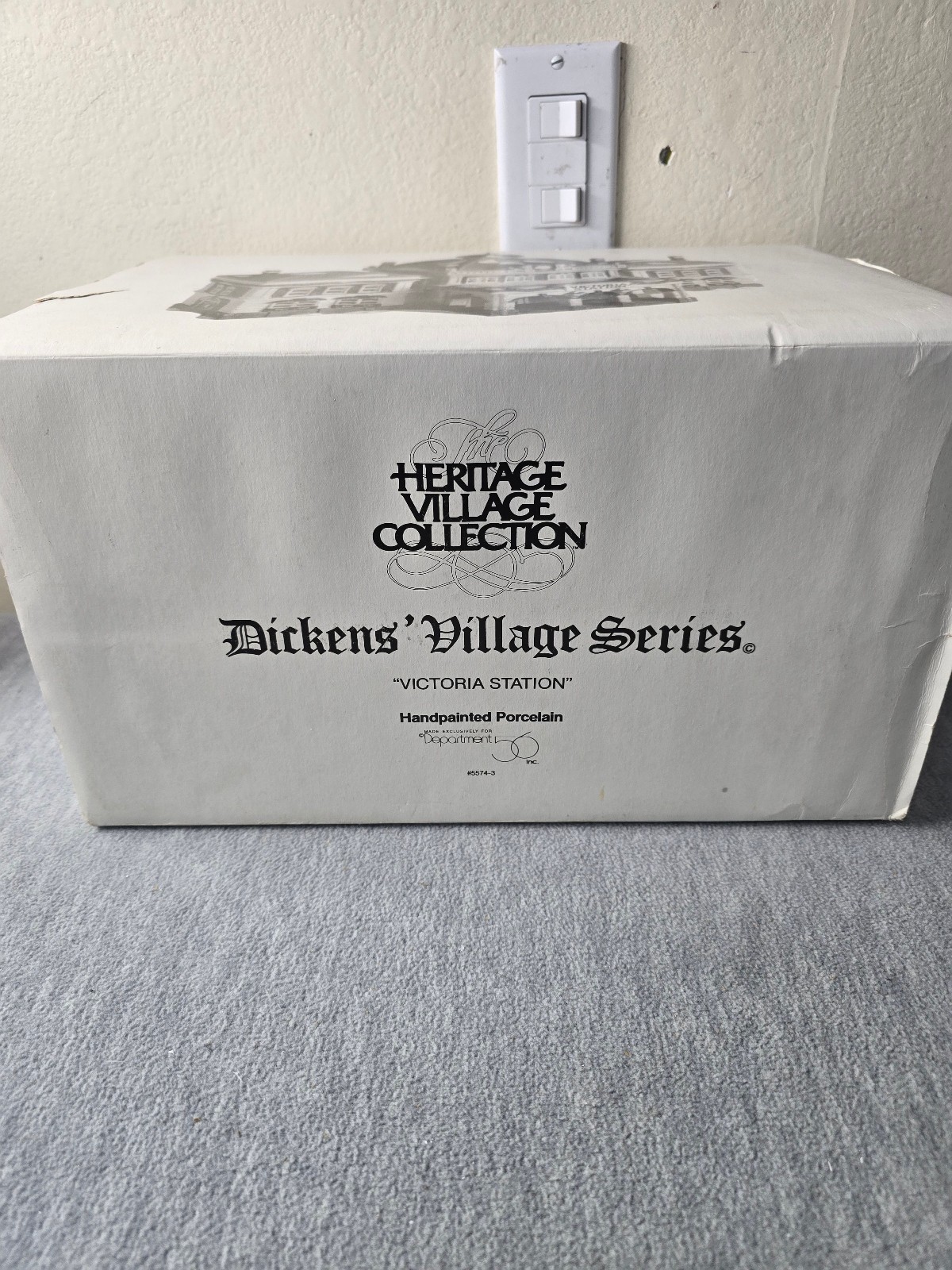 Retired Department 56 #5574-3 Dickens Village Victoria Station in Box w Light