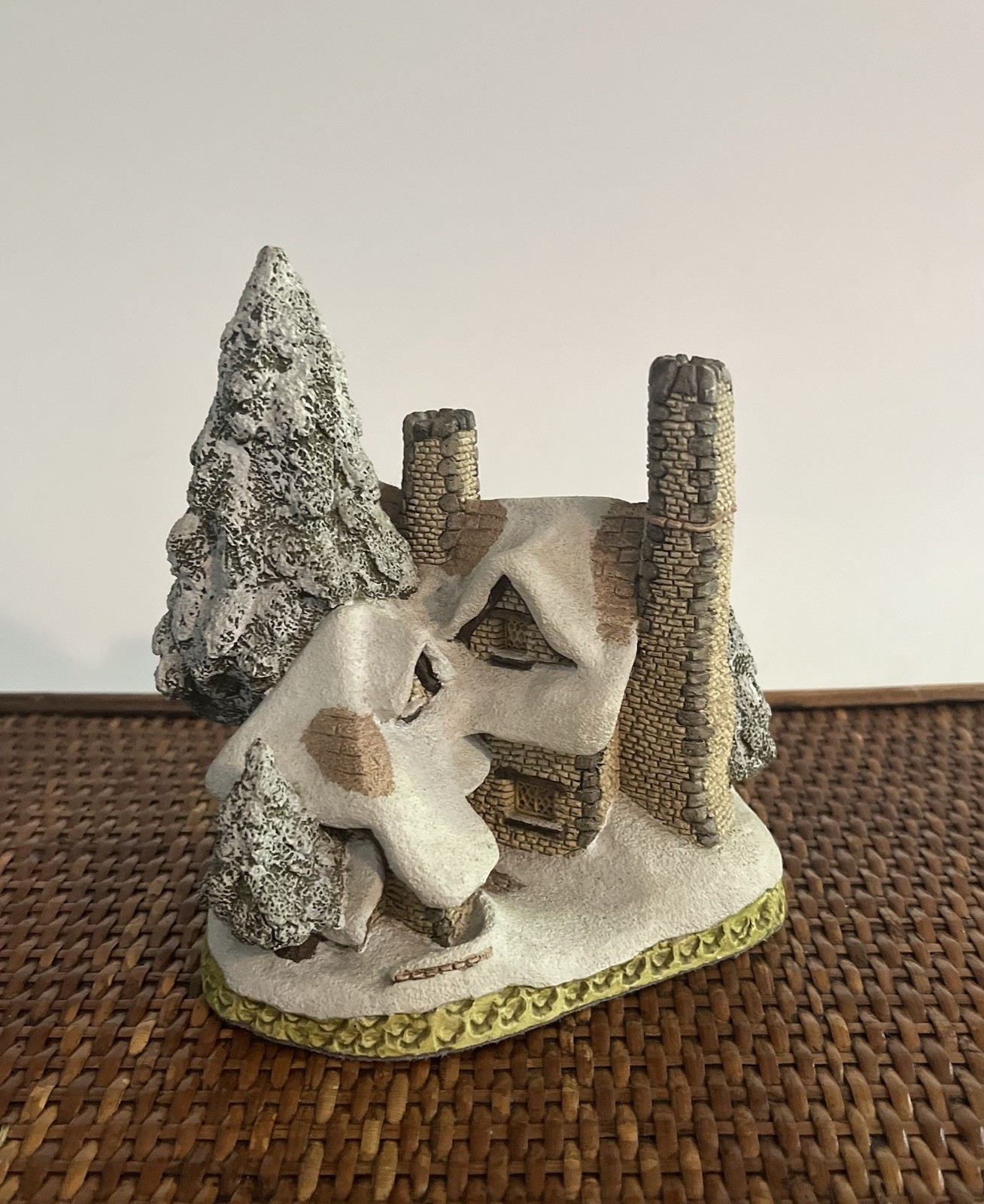 Snow Cottage – 1984 David Winter – Includes Original Box – Open Box