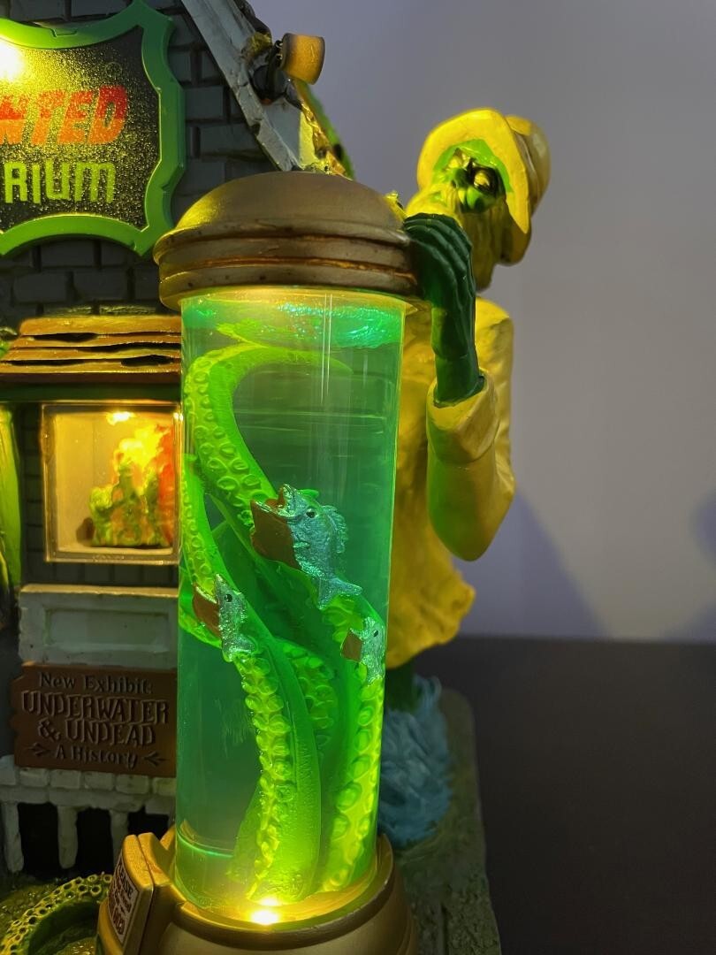 Lemax Spooky Town “Haunted Aquarium” Brand New- Lighted Village Collectible