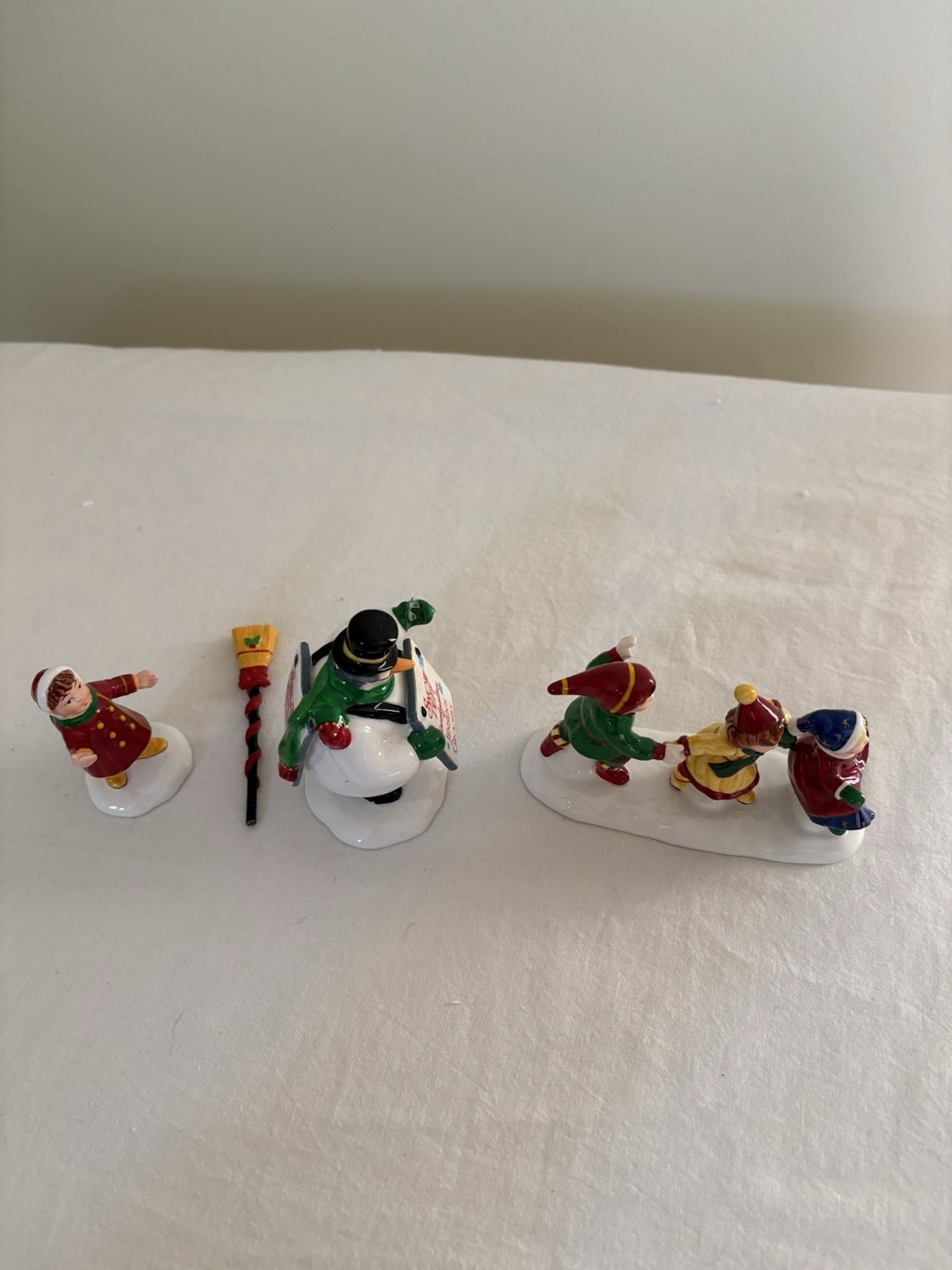 Department 56 Snow Village “He Led Them Down The Streets Of Town” #54927 FLAW