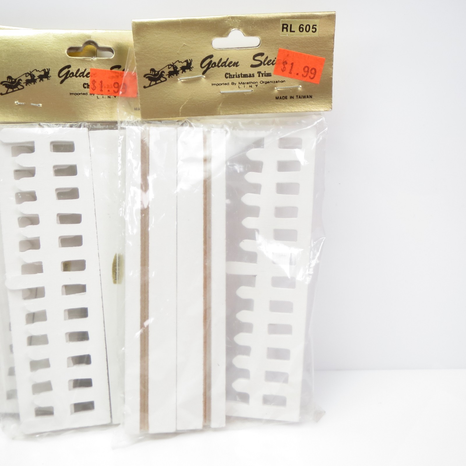 Vintage Golden Sleigh Wood White Picket Fence Christmas Village Acc – Lot of 10