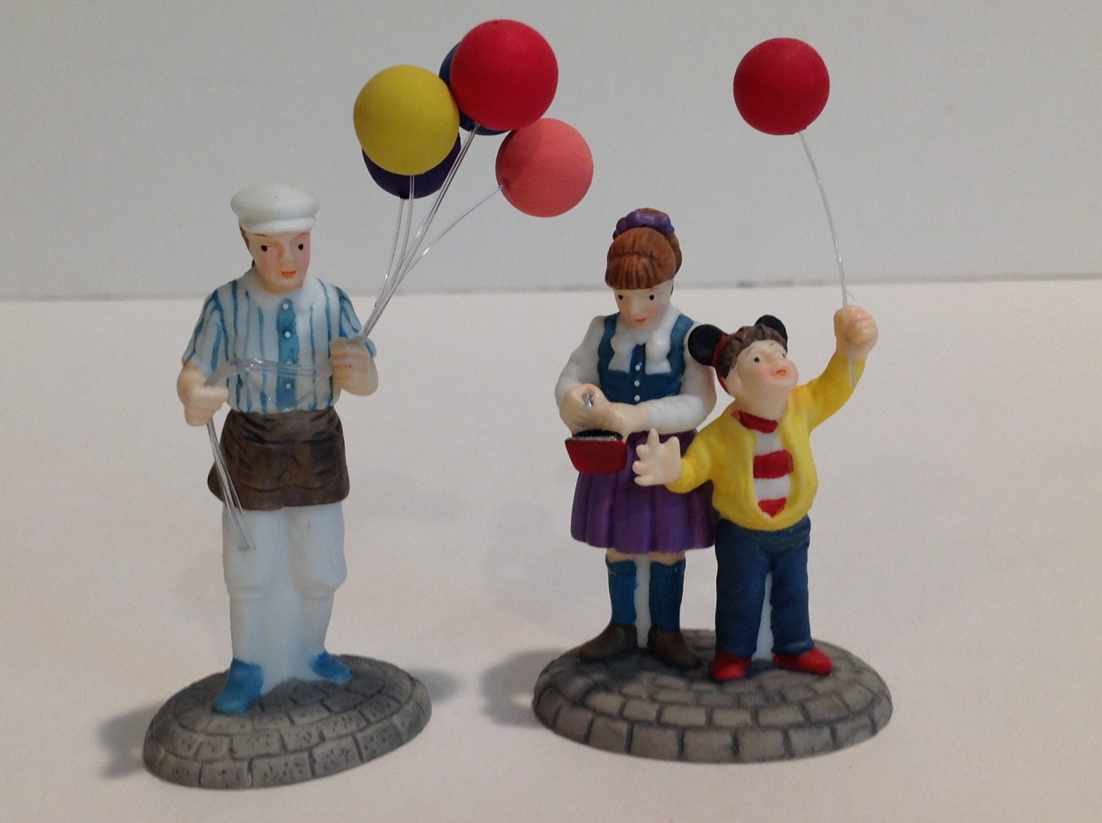 Dept 56 Disney Parks Heritage Village Mickey & Minnie, Balloon Seller, Family
