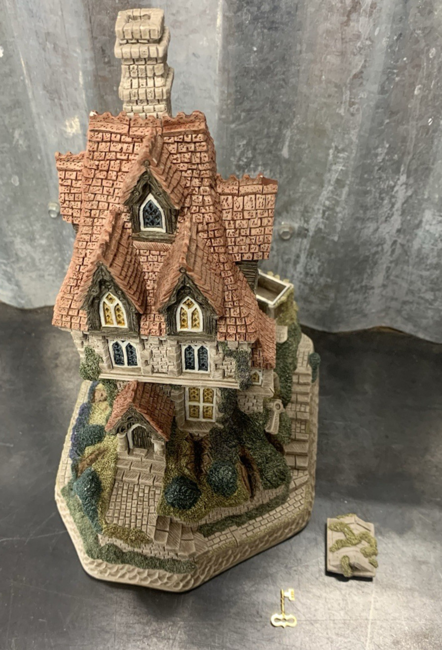 David Winter The House of Usher Haunted House with Key Box – Signed –