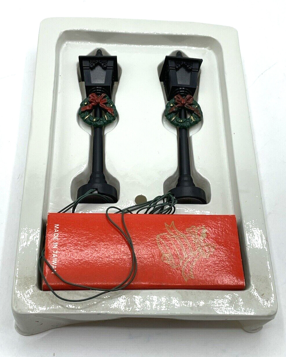 DICKENSVILLE Christmas Village Lamp Posts Battery Powered w/Wreaths 4″ NEW