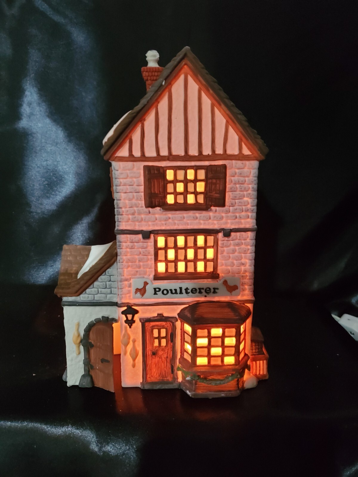 Dept 56 Heritage Village Dickens Series #5926-9 “Poulterer” Lighted House W/Box