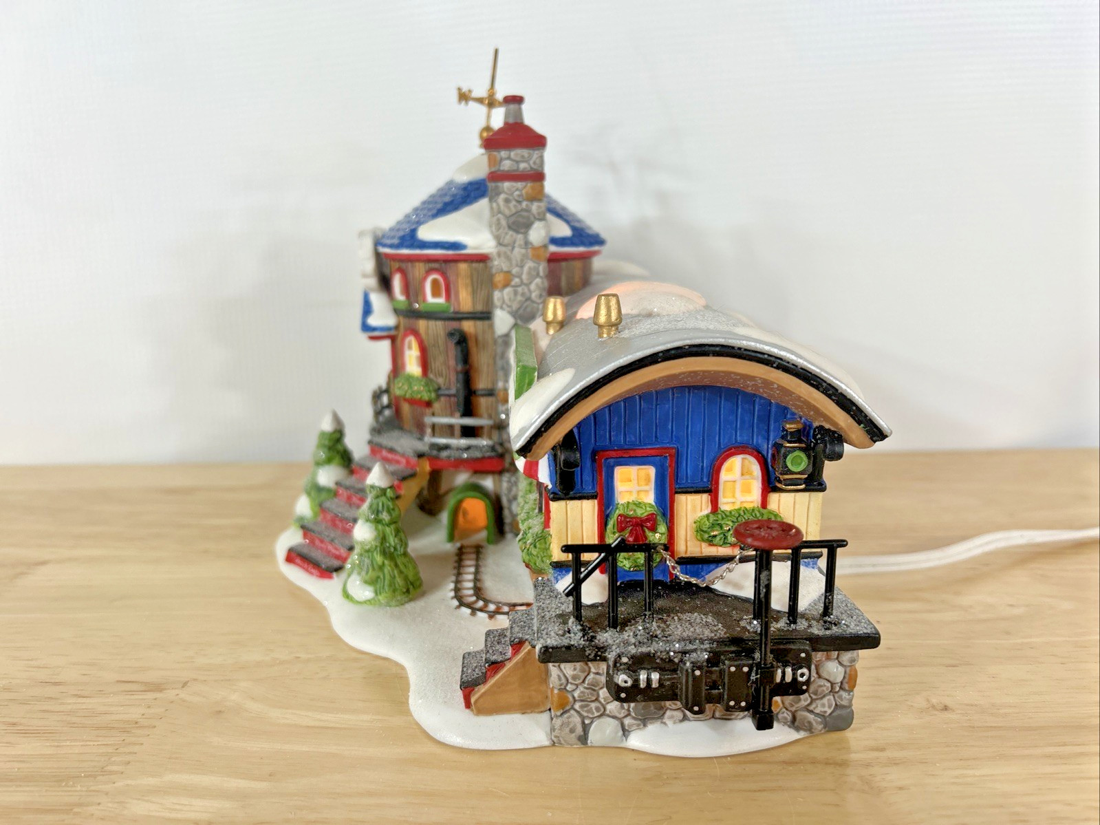 Department 56 North Pole Series Art’s Hobbies & Crafts Village Illuminated 2004