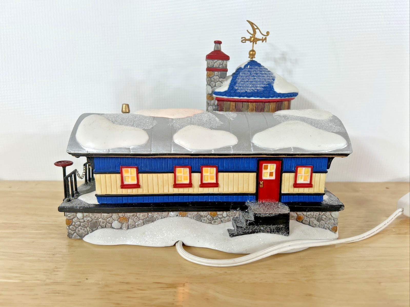 Department 56 North Pole Series Art’s Hobbies & Crafts Village Illuminated 2004