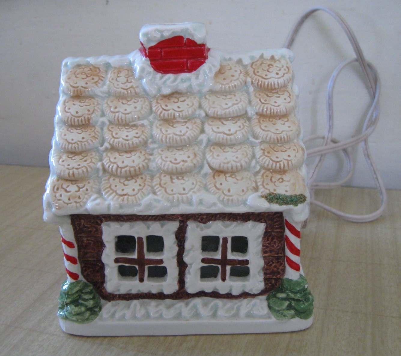 Lighted Gingerbread House Electric Christmas Holiday Ceramic Decoration Taiwan