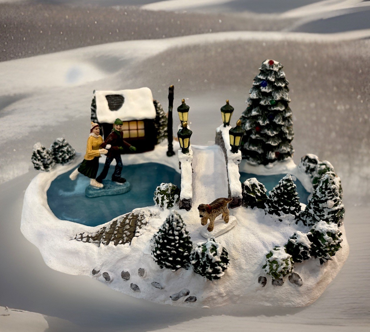 Thomas Kinkade Hawthorne Village Christmas “Village Skating At The Pond” Working