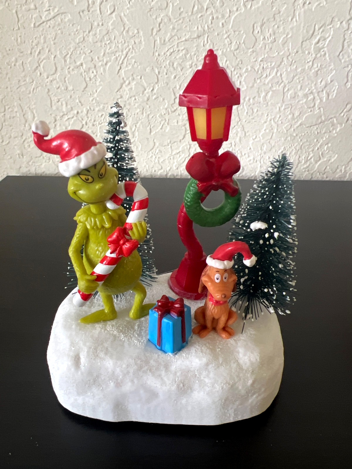 2025 Dr. Seuss GRINCH & MAX LAMP POST Light-Up Figurine Christmas Village NEW