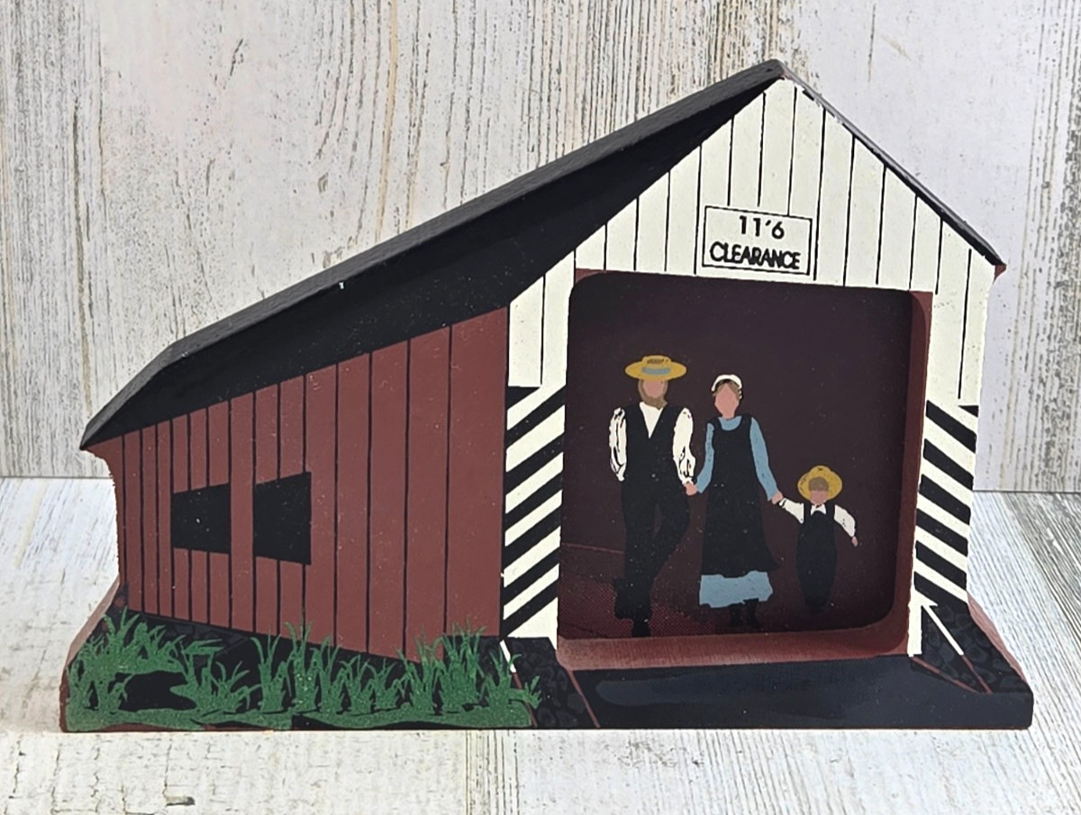 Shelia’s Collectibles Amish Covered Bridge Shelf Sitter 1993