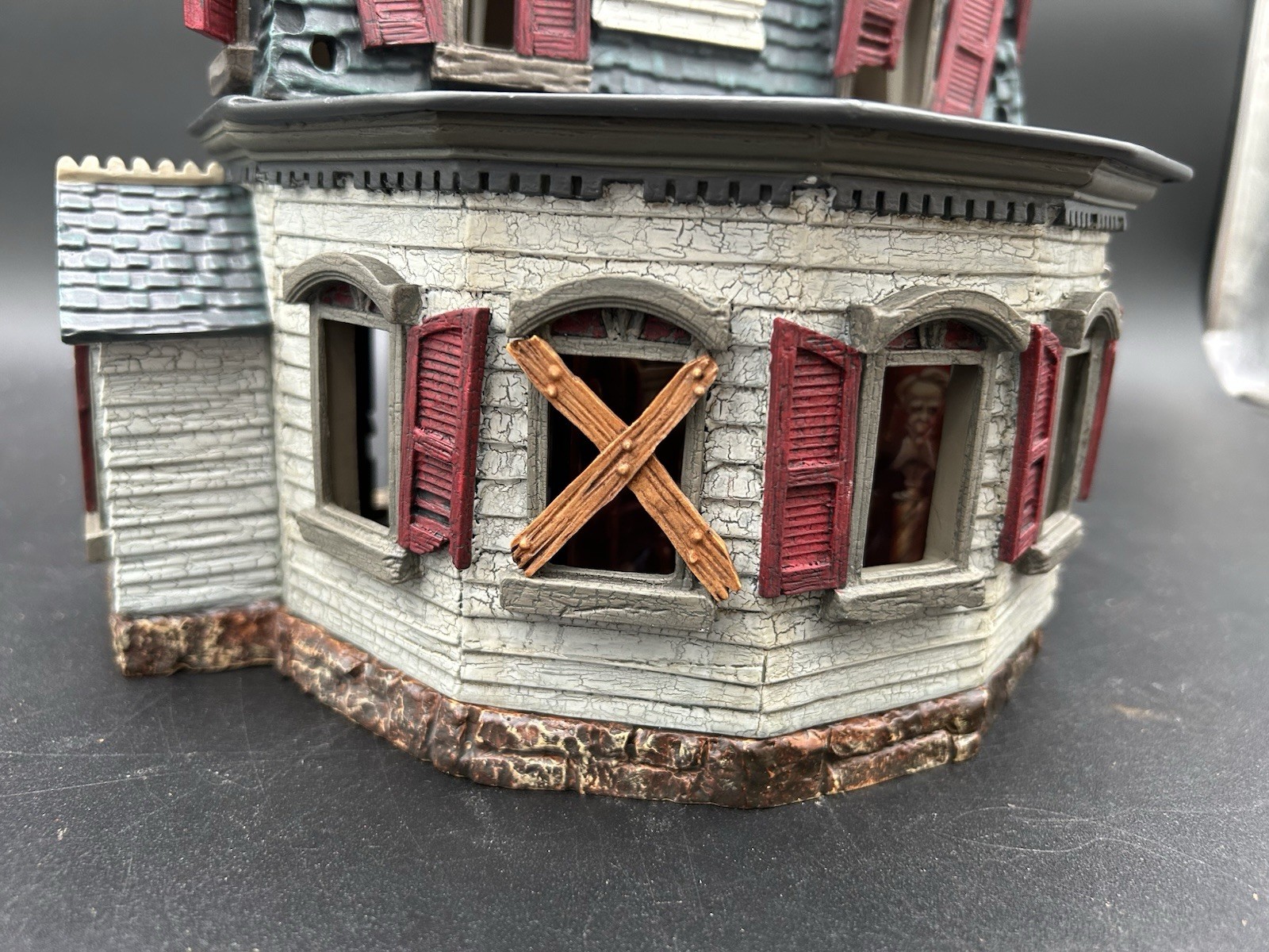 Hallmark Mansion on Ravenwood Lane Haunted House 2004 w Box & Lights Read As Is