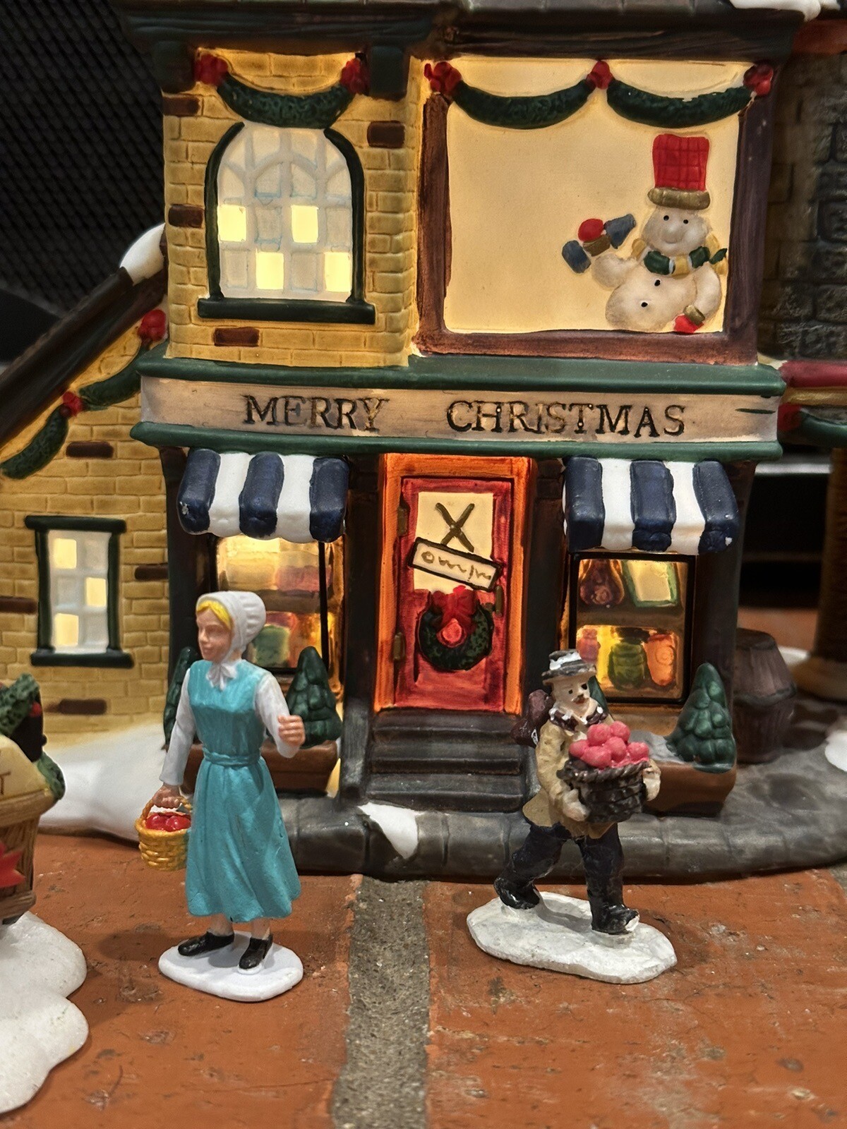 EUC RET. GRANDEUR NOEL MARKET LIGHTED CHRISTMAS VILLAGE+12 PCS***SEE VIDEO***