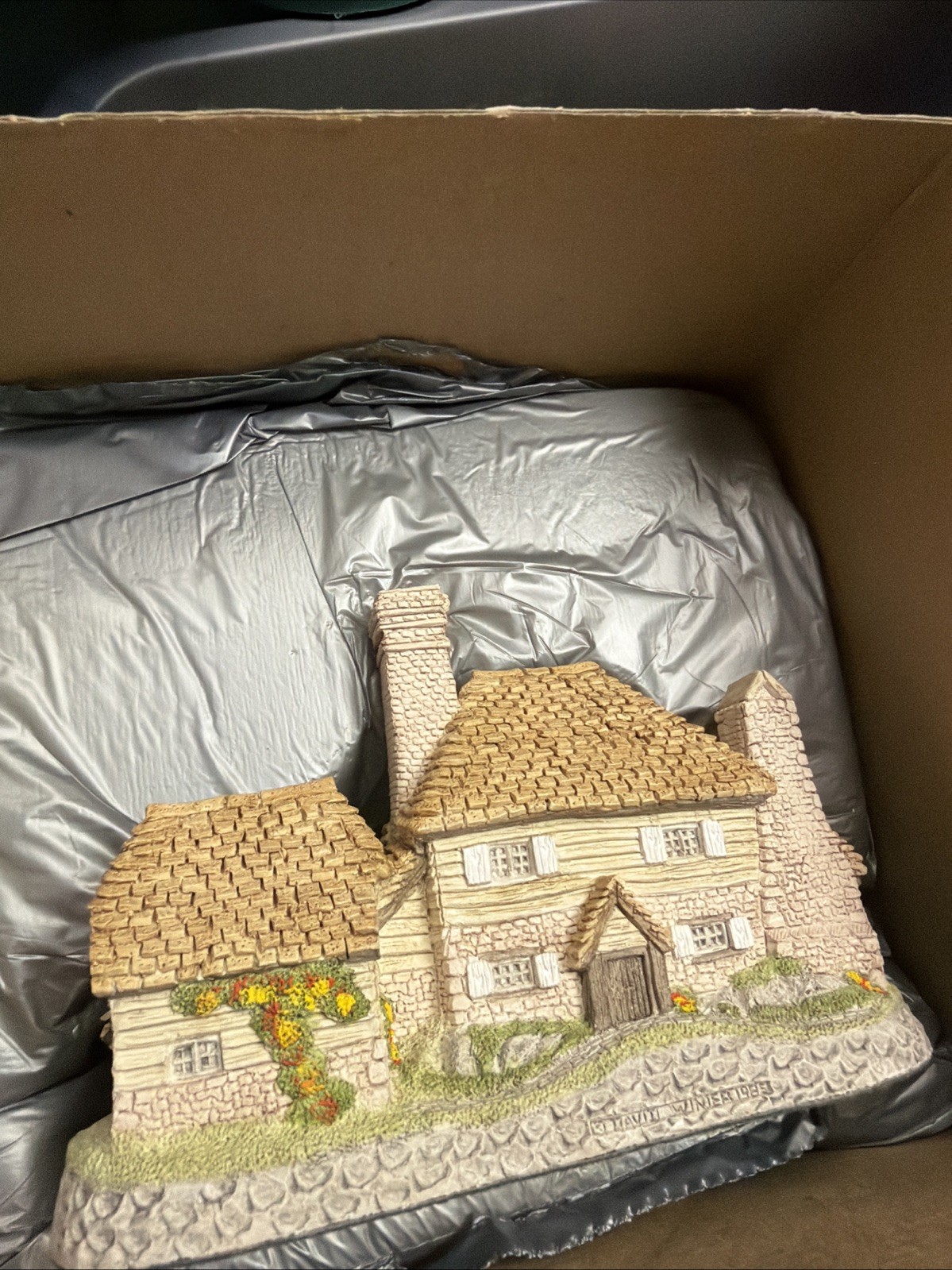 David Winter Cottages Kent Cottage With Box COA Issued 1985 Hines