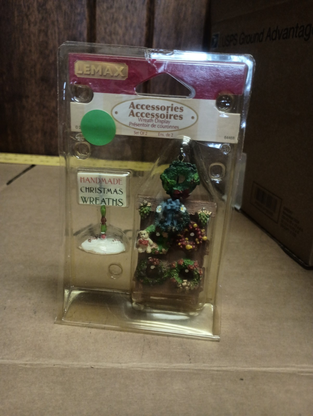 Lemax 64468 Coventry Cove Christmas Wreath Display Village Accs Set Retired