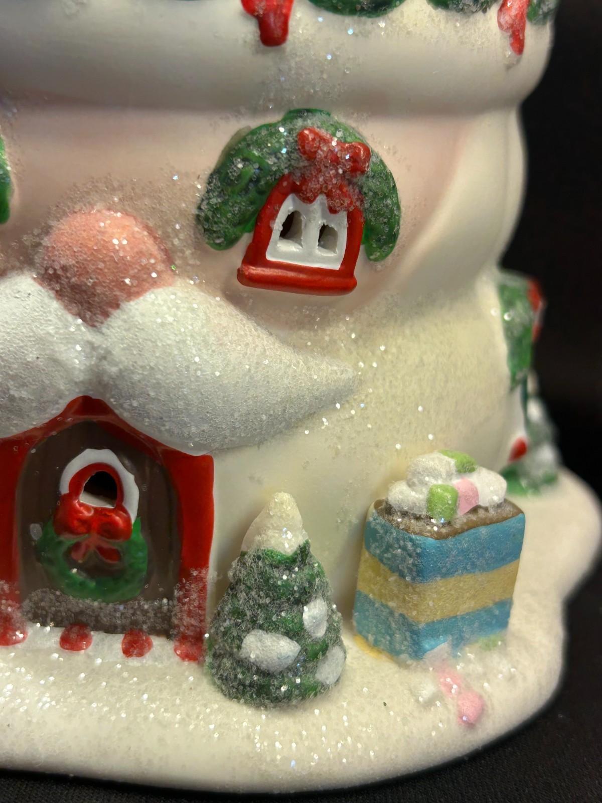 🎅 Dept 56 #4020207 Santa’s Hot Cocoa Café” North Pole Series Sweet Shop