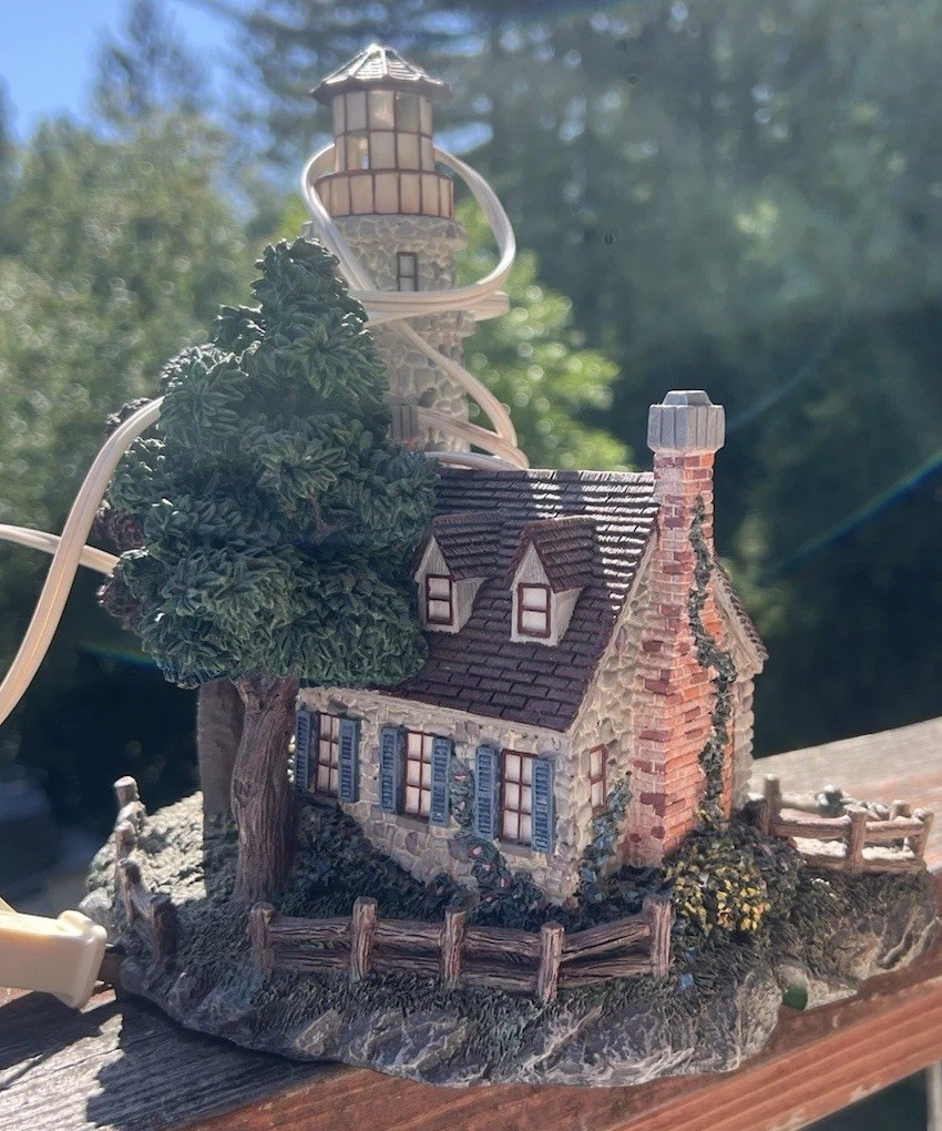 Hawthorne Village Thomas Kinkade Guiding Point Lighthouse 2000 Seaside E4832
