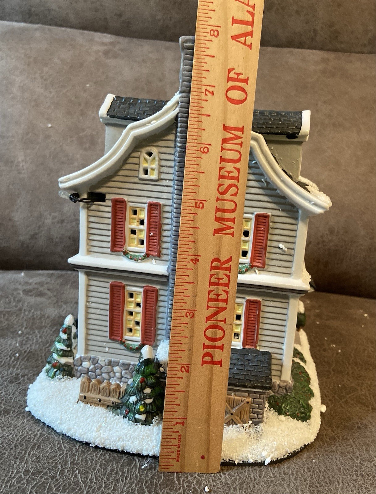 St. Nicholas Square Christmas Village 2007 New England Home Illuminated with Box