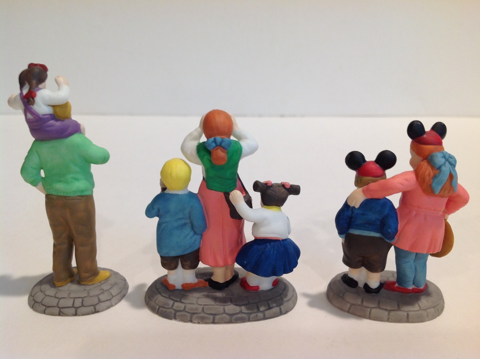 Dept 56 Disney Parks Heritage Village Mickey & Minnie, Balloon Seller, Family
