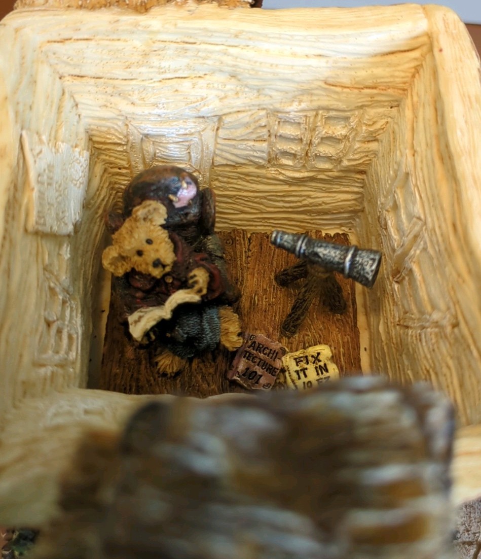 Boyds Town Village “Matthew’s Bungalow” Bearly-able Construction Co. Figurine