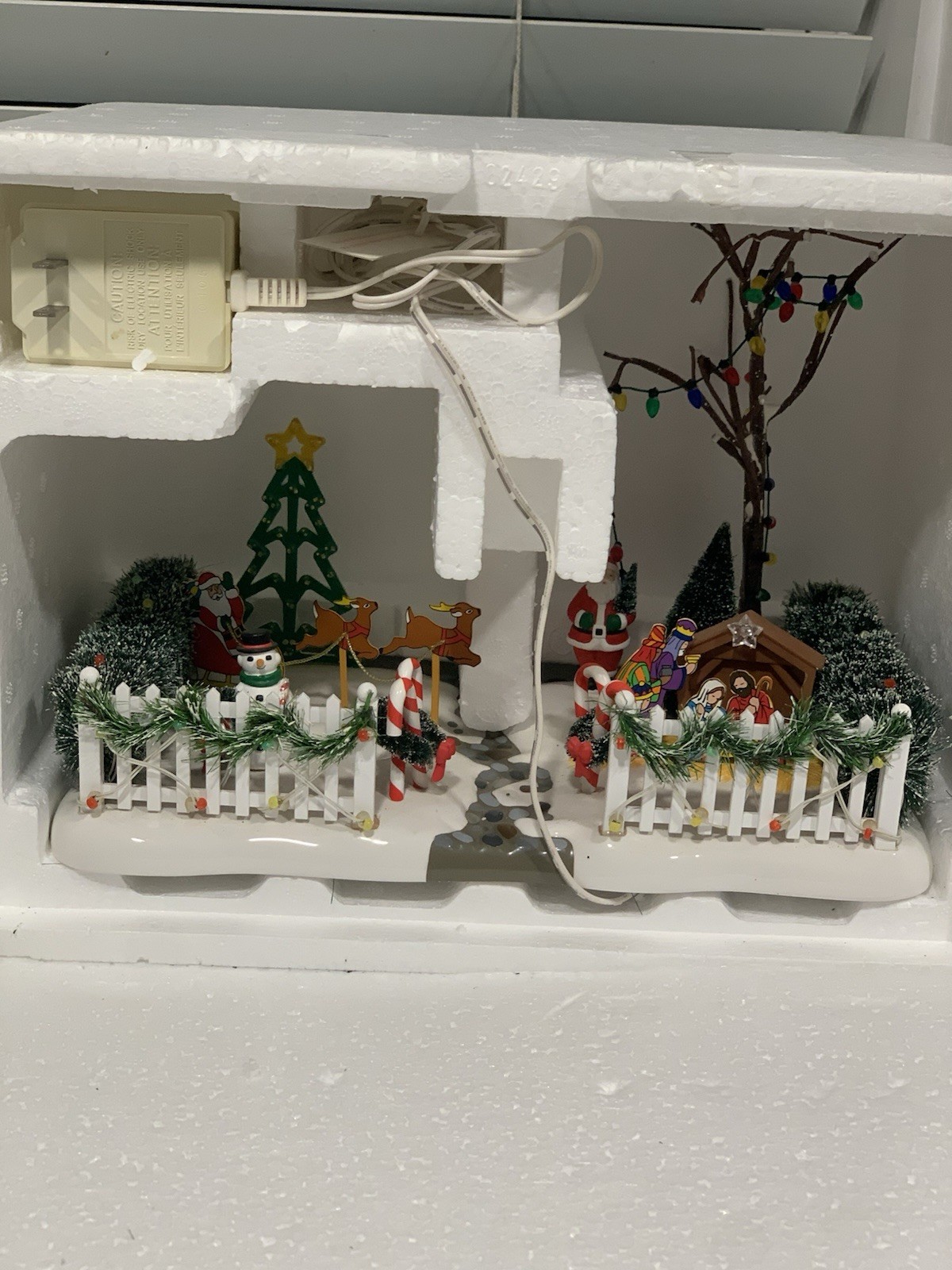 DEPARTMENT 56 #56 52506 VILLAGE ACCESSORIES Festive Front Yard Snow Village