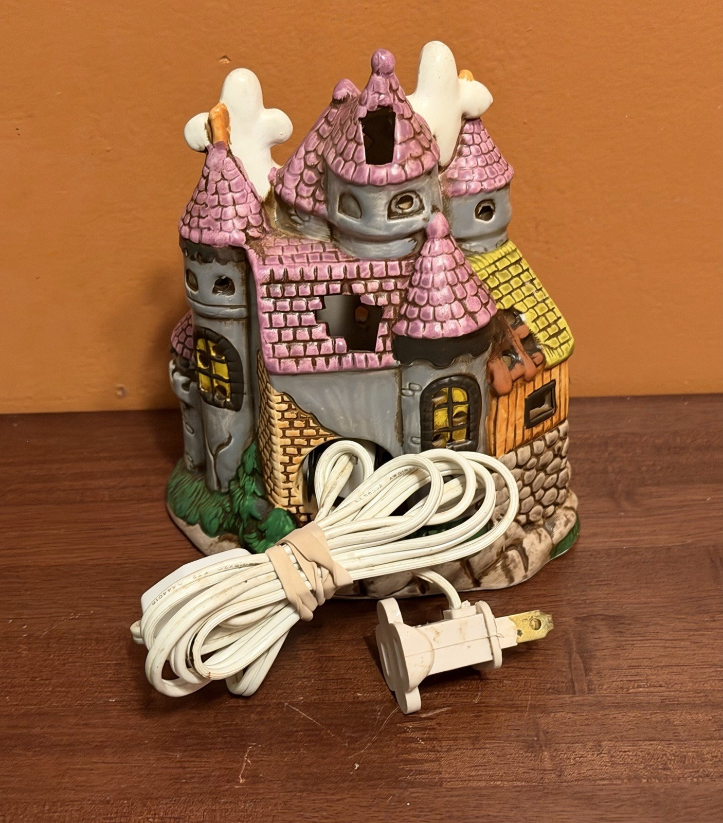 1989 Vintage Colonial Village Lefton China Haunted Castle Byron Wood Designed