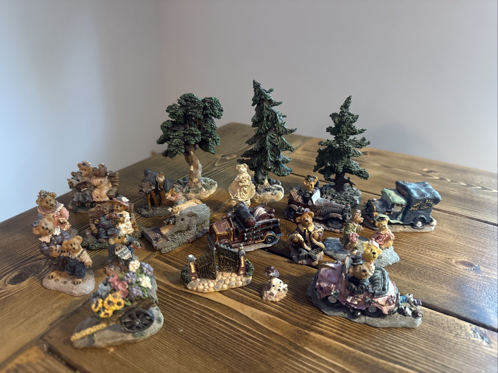 Boyds Town Village Collection Lot of 20 Bears & Trees Figurines Vintage 2000