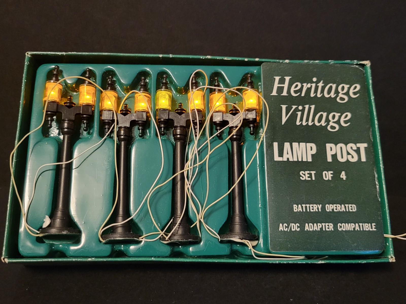 Christmas Heritage Village Lamp Post Street Light Wreath Lighted Lamppost
