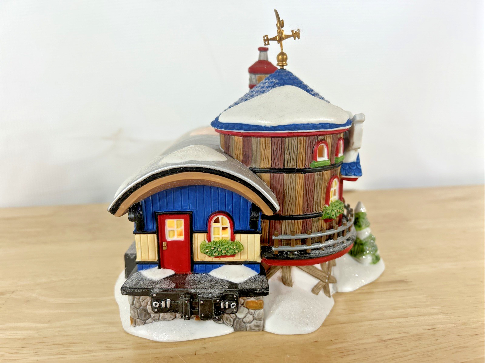 Department 56 North Pole Series Art’s Hobbies & Crafts Village Illuminated 2004