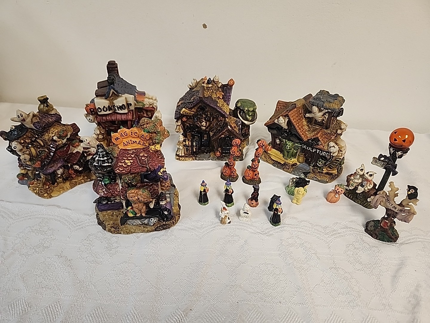 Spooky Hollow Village Ceramic Set 5 Haunted Buildings & Figures & Accessories