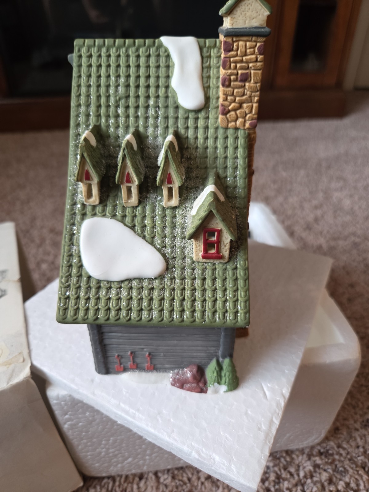Dept 56 Elf Bunkhouse 5601-4 North Pole Series Heritage Village 1996 w/ Box