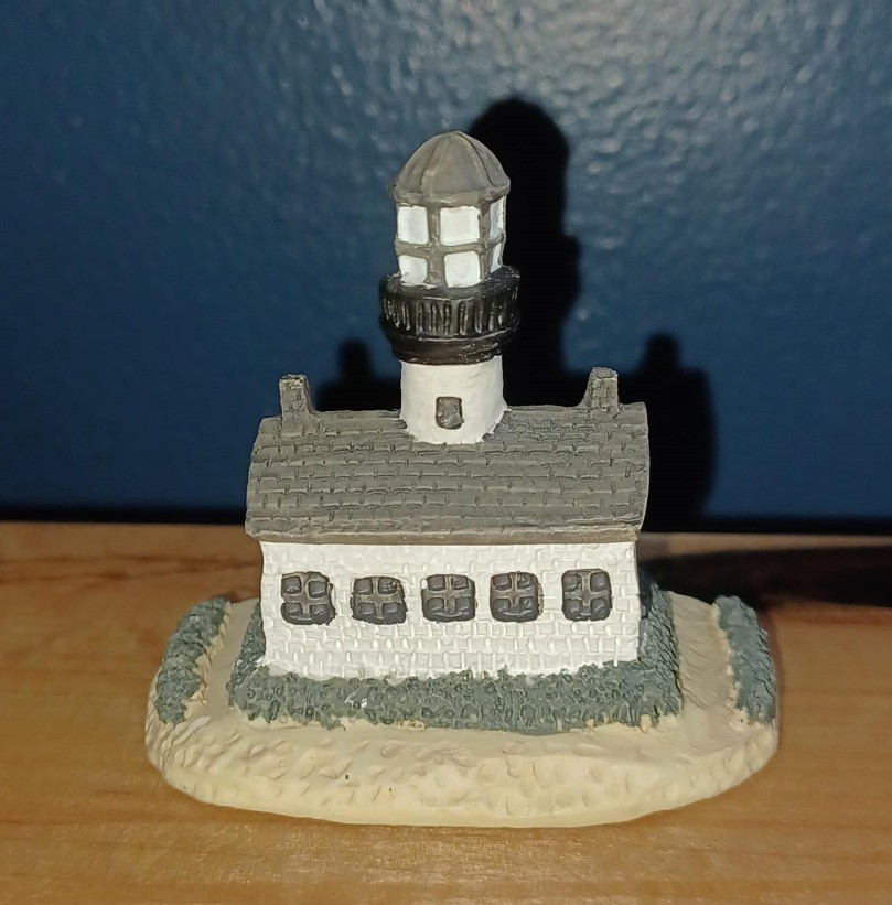 LOT OF 3 SMALL FIGURINES LIBERTY FALLS CHURCH OF ST ADALBERT LIGHTHOUSE 1221