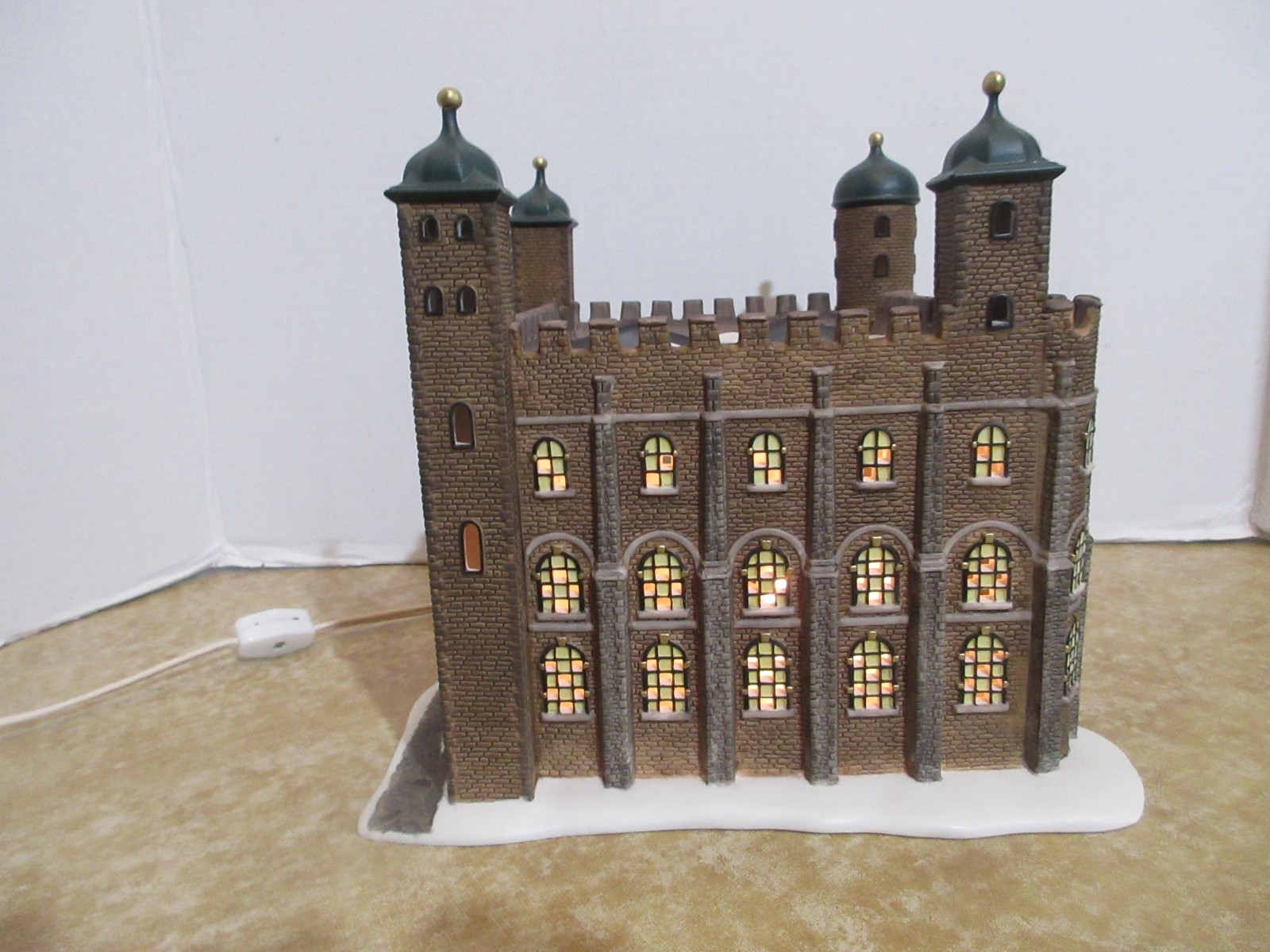 Dept. 56 1997 Dickens Historical Landmark Series Tower Of London Excellent