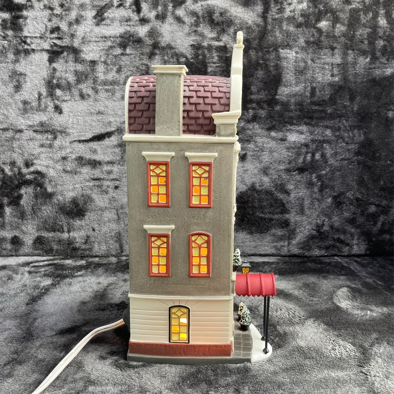 Dept 56 Christmas in the City Series Pickford Place #58877 W/ Box & Light CIB
