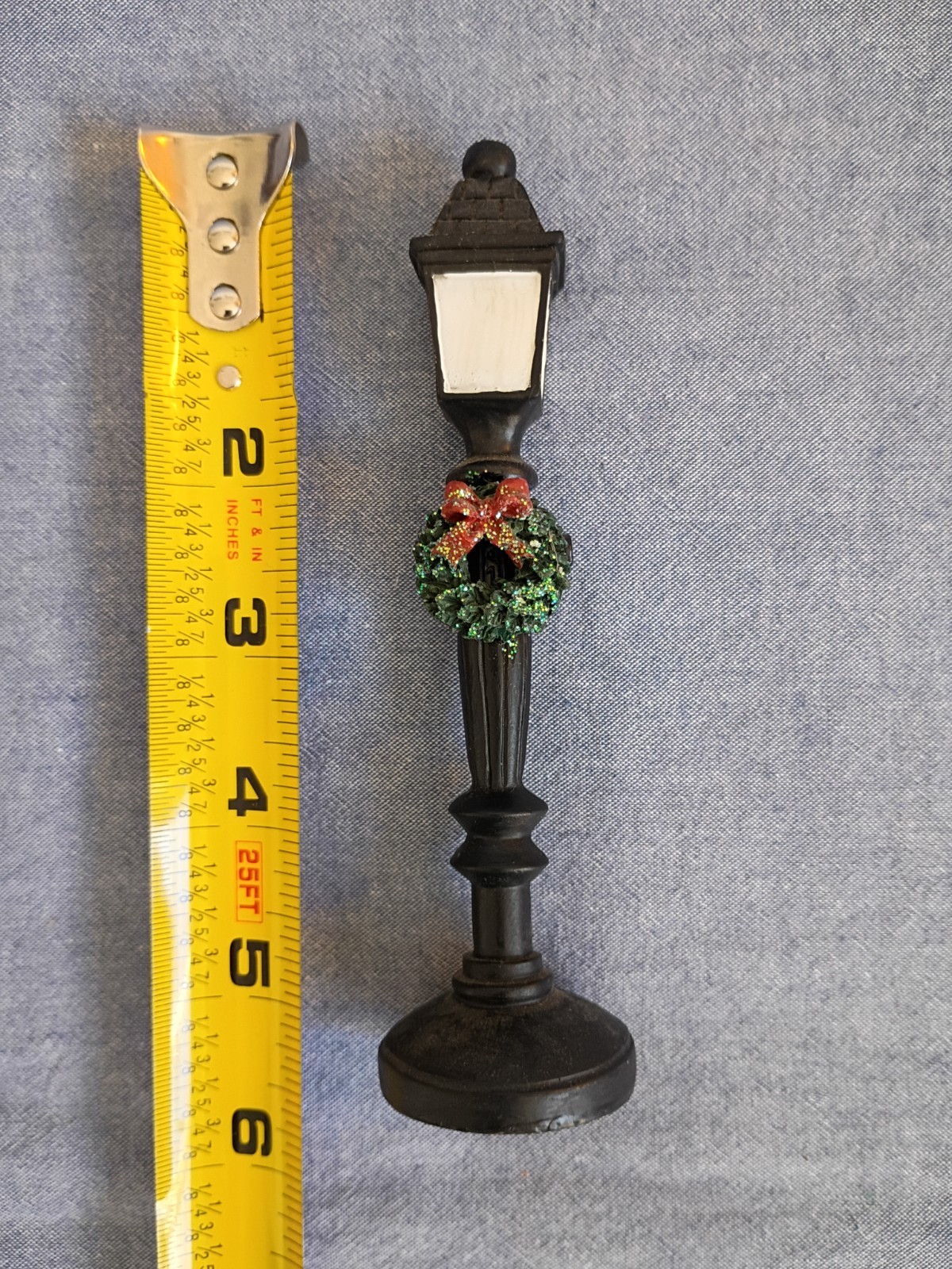 VILLAGE SQUARE Lamp Post with Christmas Wreath © 2000 MERVYNS