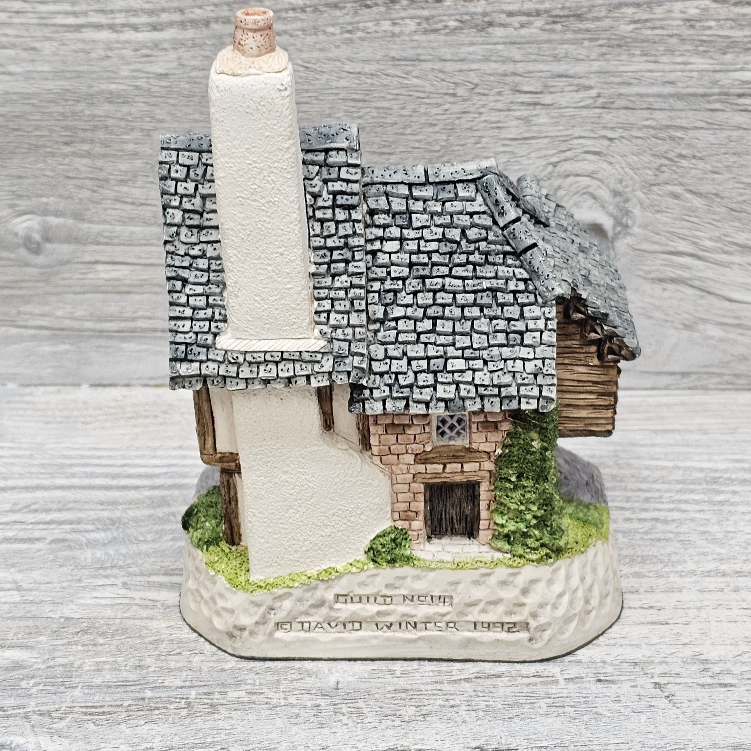 David Winter Swan Upping Cottage Village House 4.5 Inch Hand Painted