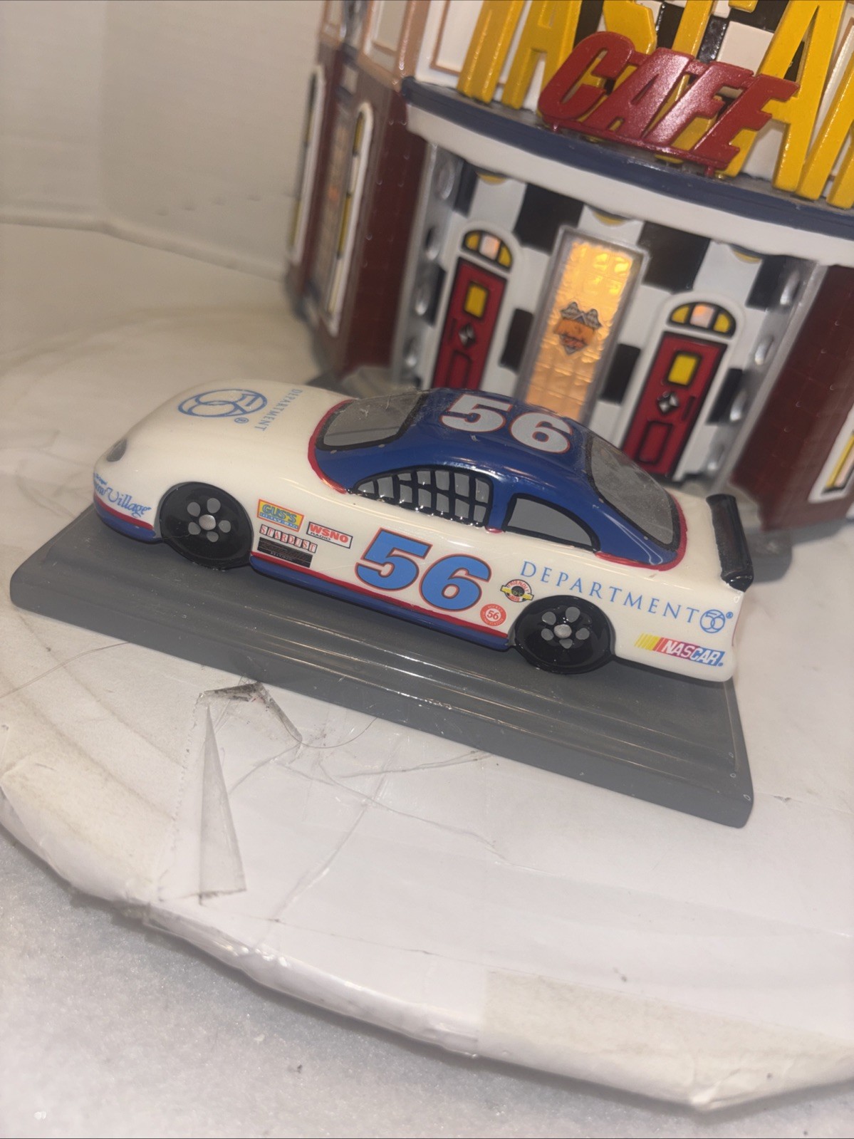 2005 Department 56 NASCAR CAFE Snow Village (lights up) w/ Car