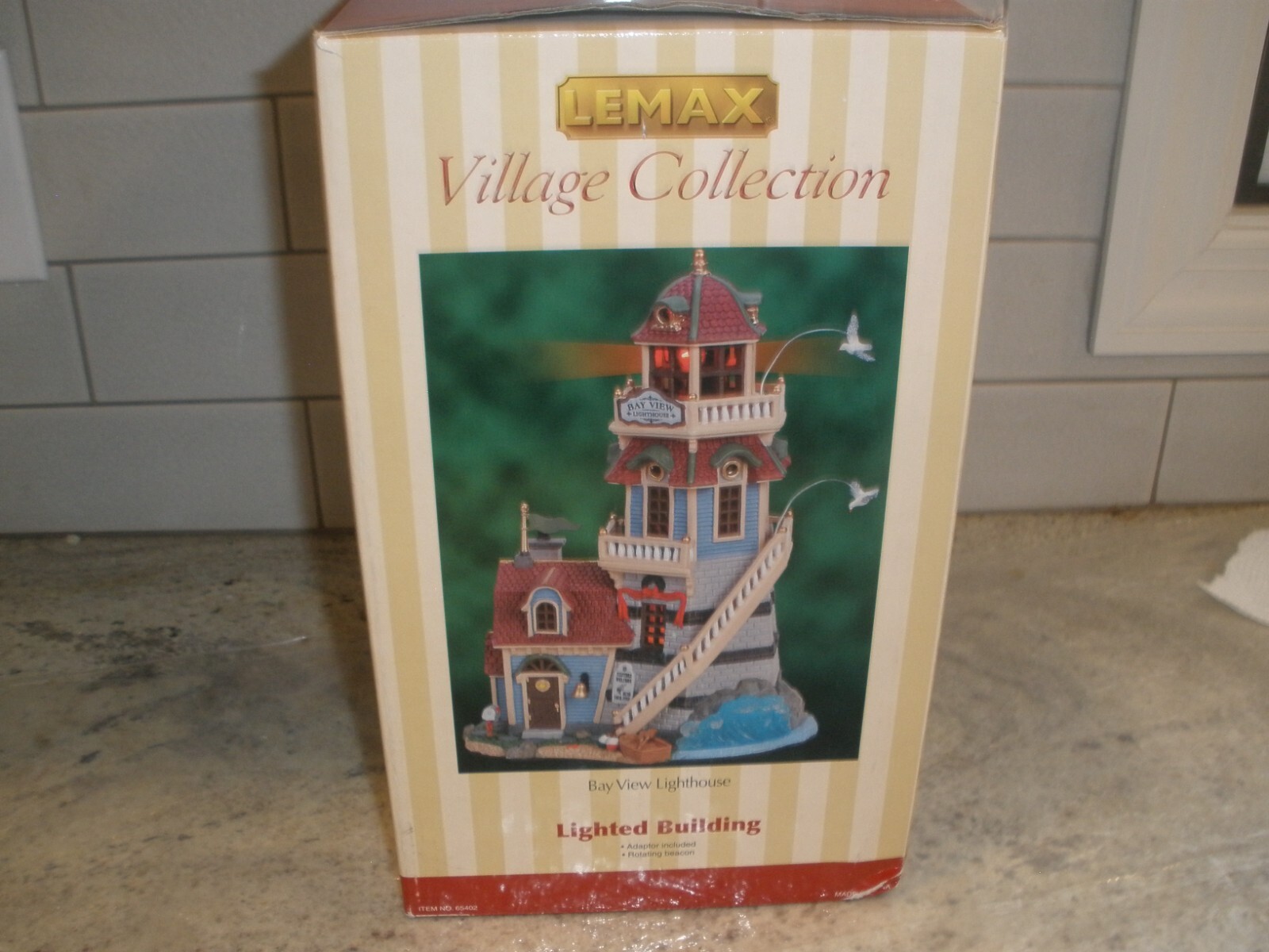 LEMAX PLYMOUTH CORNERS LIGHTED BUILDING BAY VIEW LIGHTHOUSE (READ DESCRIPTION)