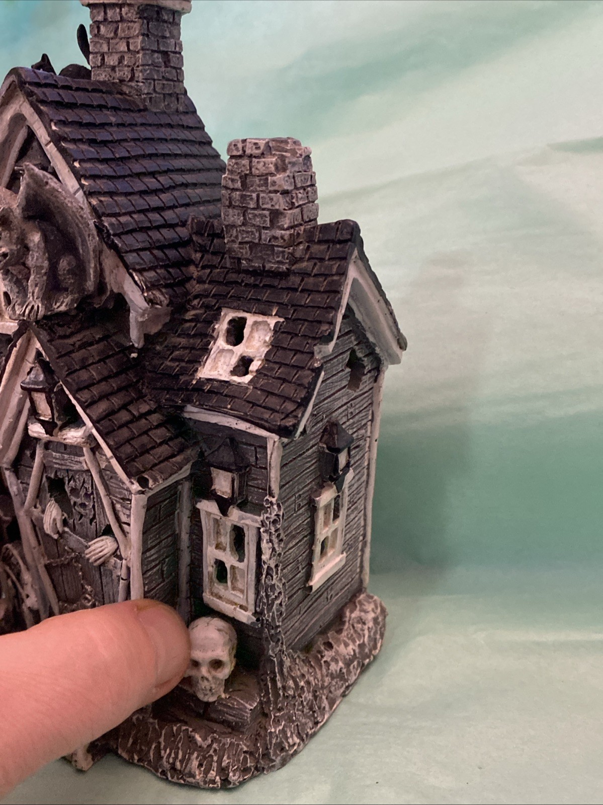 Vintage Battery Powered Halloween Victorian 7″ Resin Haunted Flashing Lights