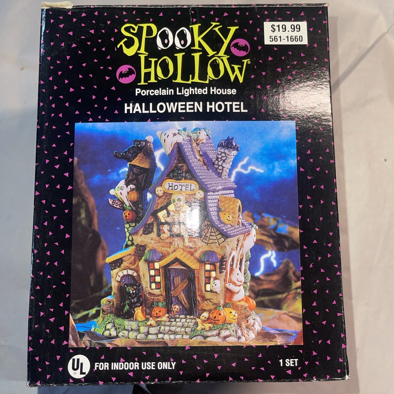 2001 SPOOKY HOLLOW LIGHTED PORCELAIN HALLOWEEN HOTEL