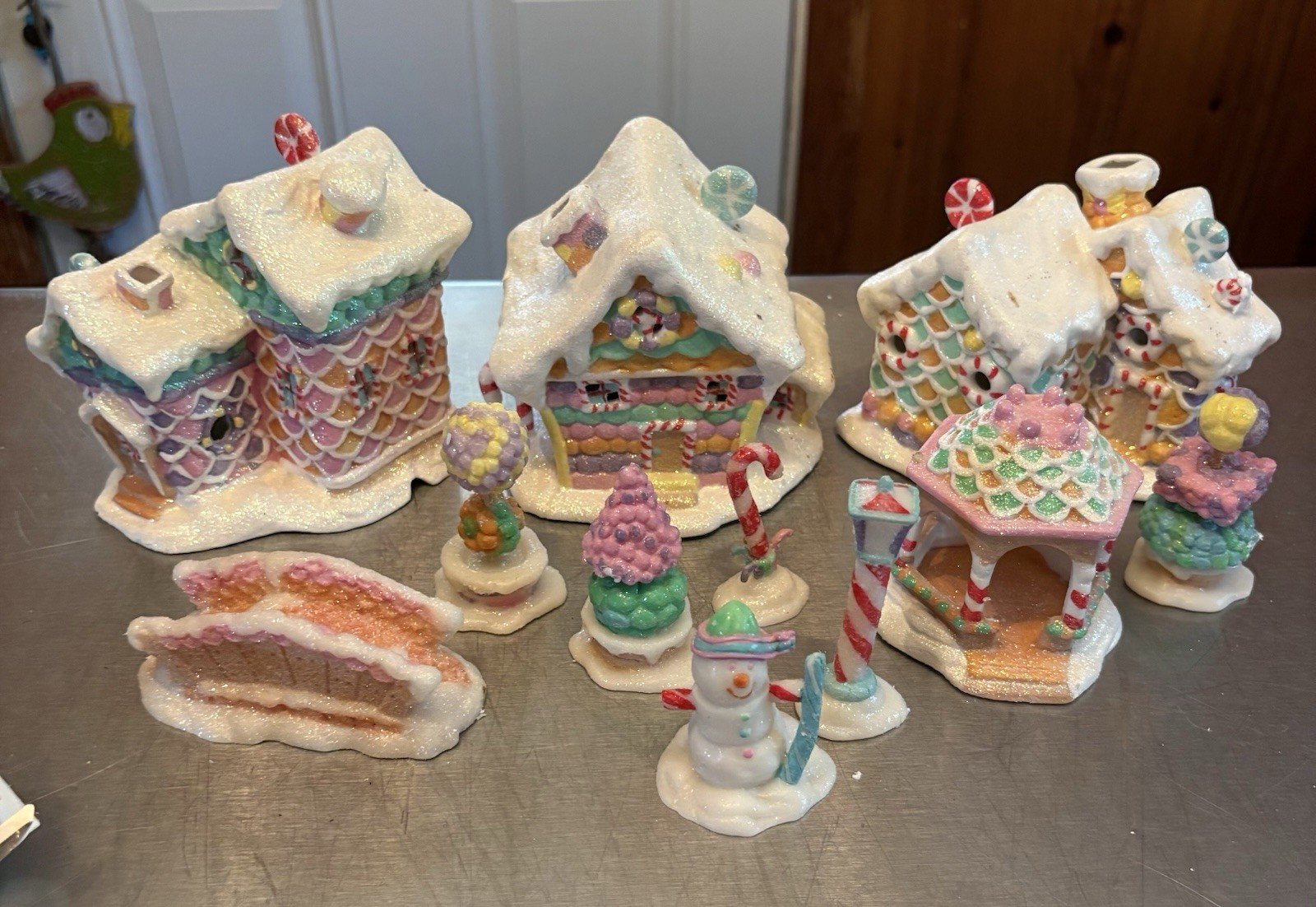 🎄Winston Marketing 2002 Pastel Gingerbread Christmas Village Houses & Access