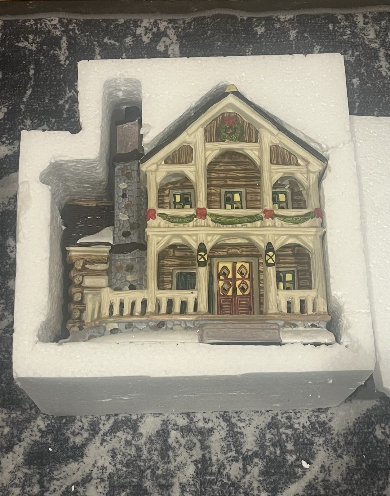Holiday Inspirations Porcelain Lodge Cabin /w Box
