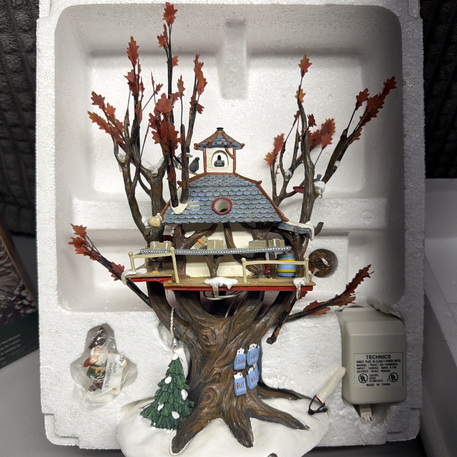 Dept 56 North Pole Woods Oakwood Post Office 56881 Christmas Retired Adapter Inc