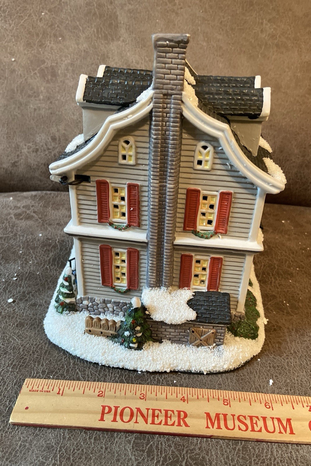 St. Nicholas Square Christmas Village 2007 New England Home Illuminated with Box