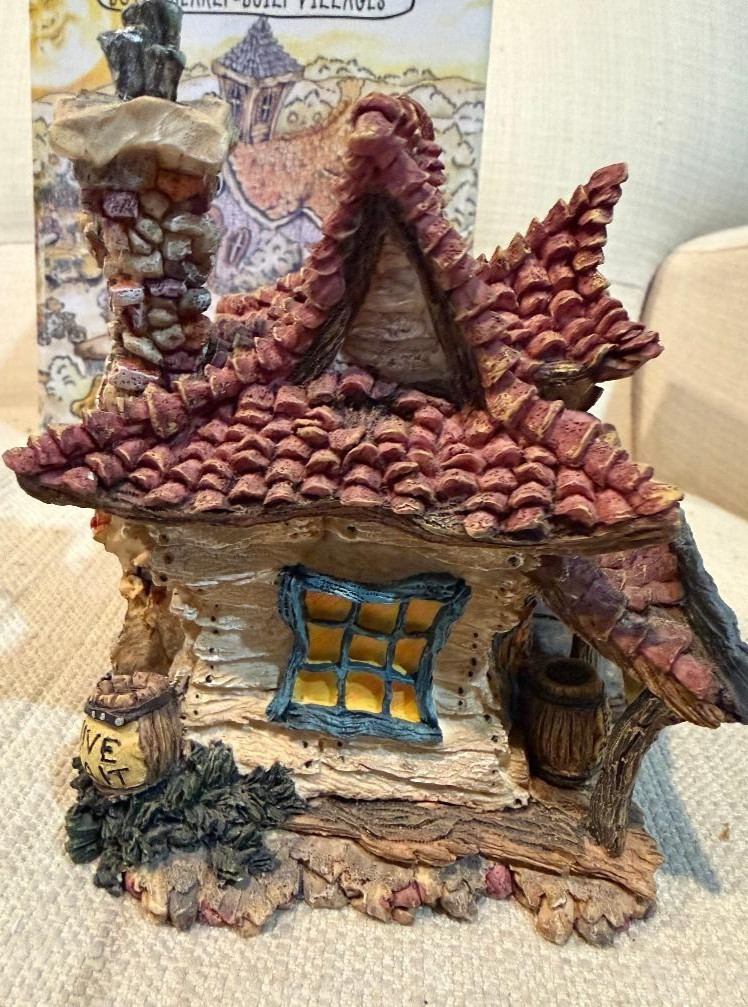 2000 Boyds Bearly-Built Villages Madge’s Beauty Salon & Bait Shop #19010