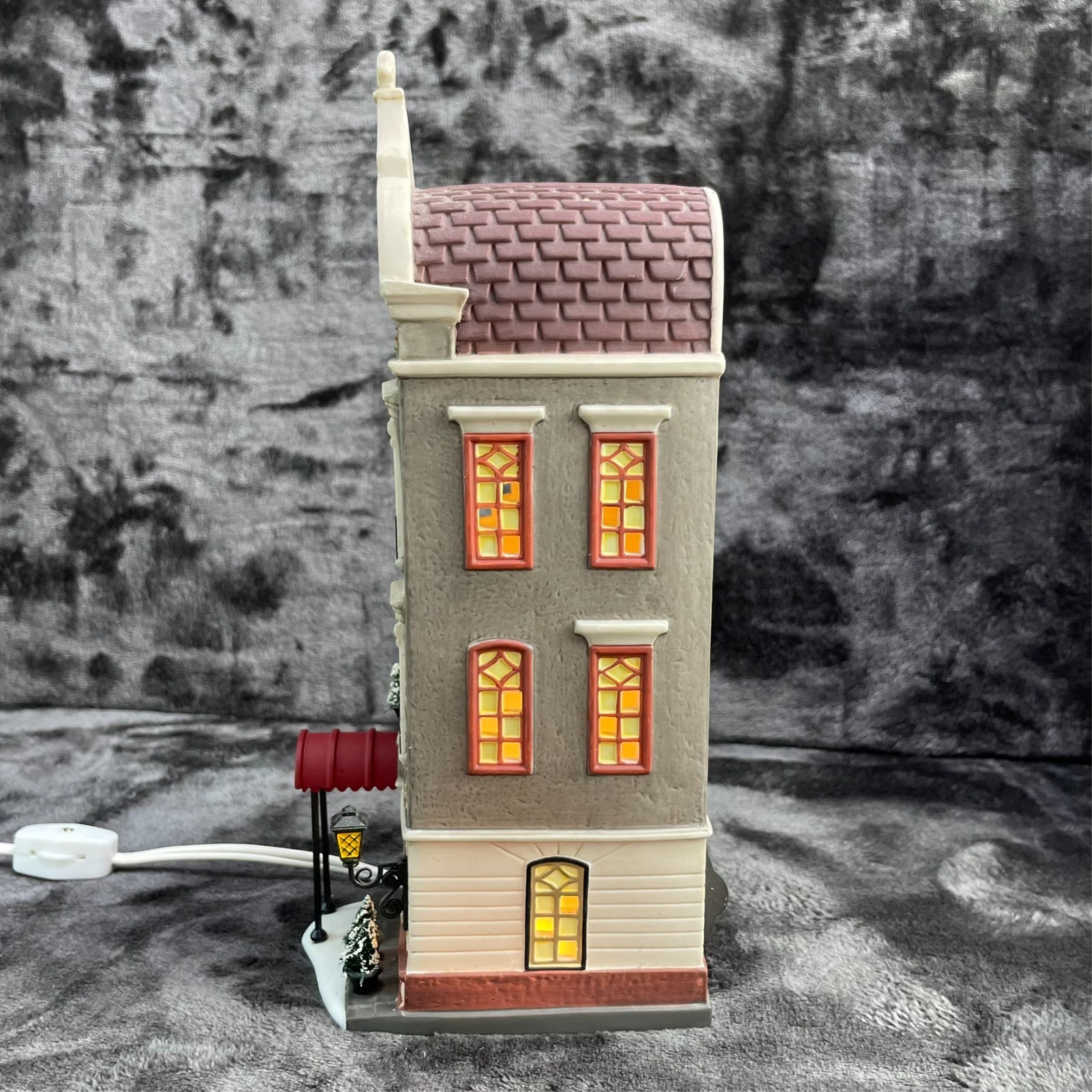 Dept 56 Christmas in the City Series Pickford Place #58877 W/ Box & Light CIB