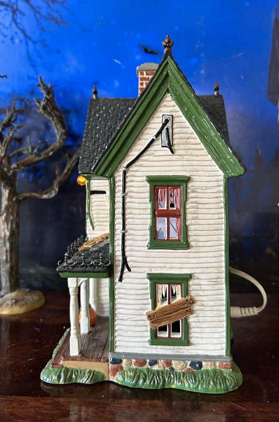 DEPT 56 Snow Village Halloween SPOOKY FARMHOUSE plus STRANGERS BEWARE! Lights!